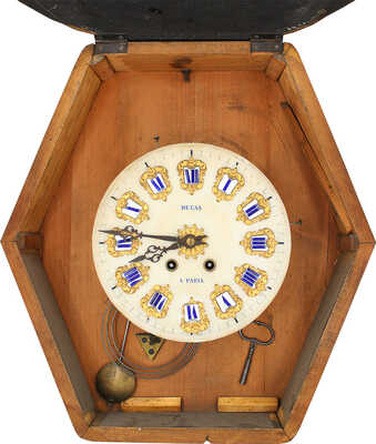 Часы настенные в деревянном резном корпусе